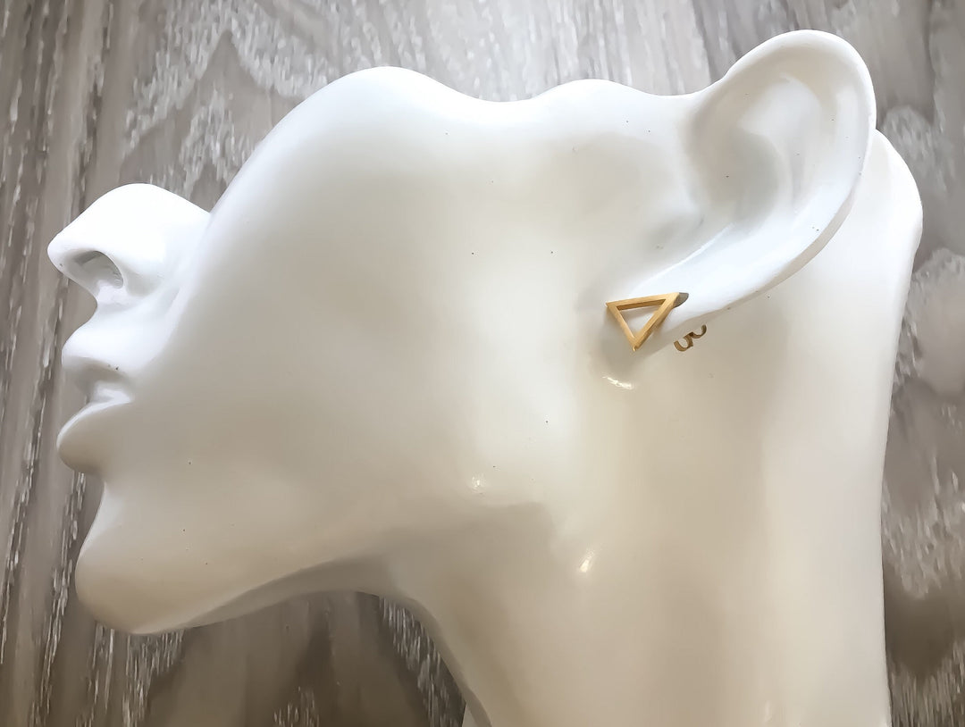 Boucles d'oreilles triangulaires, cadeau de Noël, boucles d'oreilles minimalistes et modernes, bijoux triangle, boucles d'oreilles pour tous les jours, cadeau pour dire « Je pense à toi », anniversaire