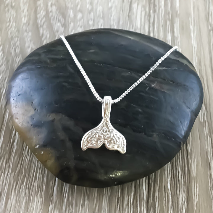 Collier queue de sirène, cadeau sirène, collier plage, cadeau minimaliste, cadeau océan, vie à la plage, collier d'amitié, cadeau pour une fête sur le thème des sirènes