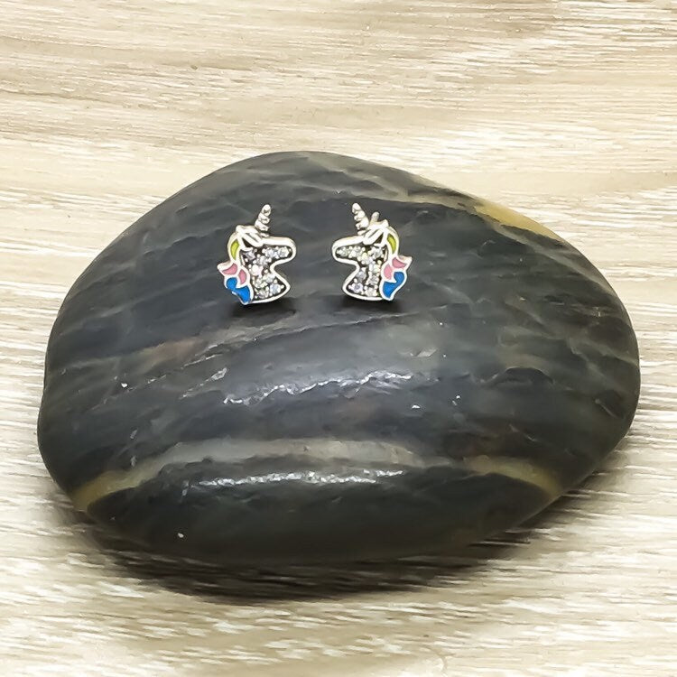 Boucles d'oreilles licorne miniatures, boucles d'oreilles fantaisie, bijoux en argent sterling, bijoux magiques, boucles d'oreilles mignonnes, cadeau pour petite fille, cadeau féérique