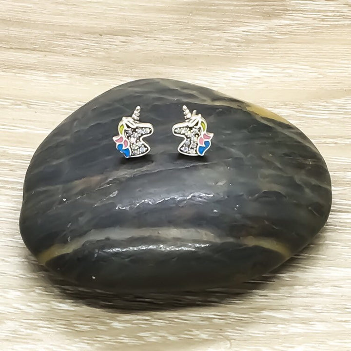 Boucles d'oreilles licorne miniatures, boucles d'oreilles fantaisie, bijoux en argent sterling, bijoux magiques, boucles d'oreilles mignonnes, cadeau pour petite fille, cadeau féérique