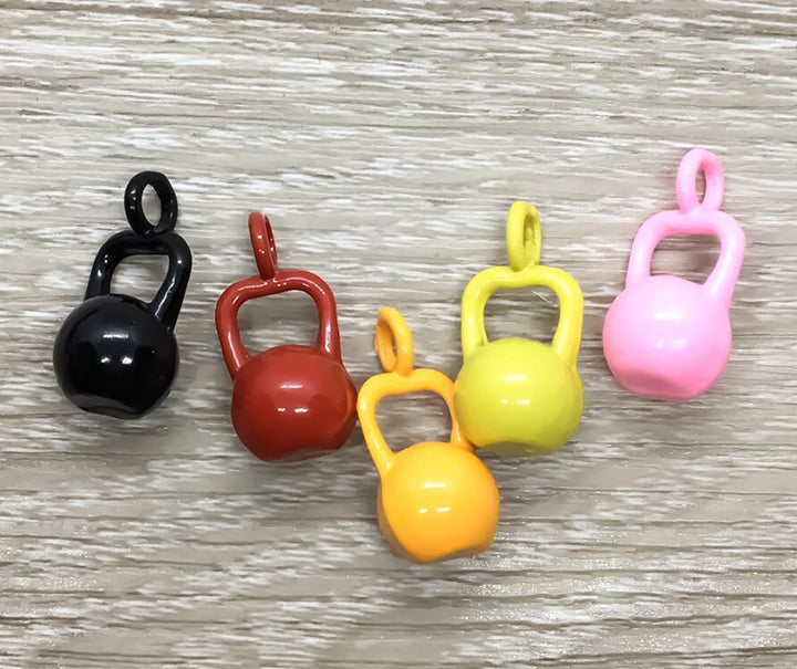 Breloques kettlebell arc-en-ciel, bijoux de fitness bleus, jaunes, verts, violets, noirs et roses, cadeau pour coach sportif, bijoux de gym, CrossFit