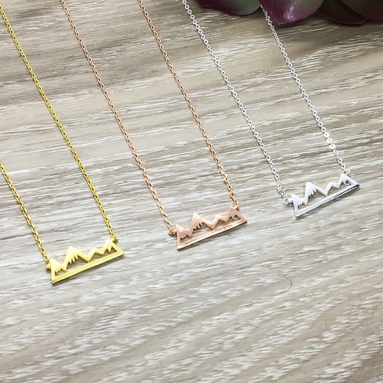 Collier Montagne d'Hiver, Pendentif Montagne Neigeuse, Cadeau pour un Nouveau Voyage, Bijou Inspirant, Collier Aventure, Cadeau pour Meilleure Amie