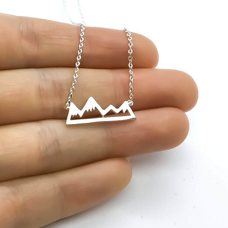 Collier Montagne d'Hiver, Pendentif Montagne Neigeuse, Cadeau pour un Nouveau Voyage, Bijou Inspirant, Collier Aventure, Cadeau pour Meilleure Amie