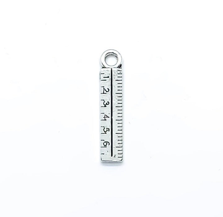 1 Breloque Petite Règle, Breloques Individuelles, Breloques Scolaires, Breloque Professeur, Breloque Lycée, Breloque Mathématiques, Breloque Règle, Breloques Mathématiques