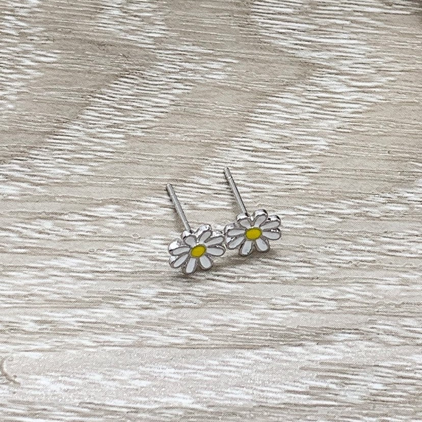 Boucles d'oreilles puces marguerite, boucles d'oreilles fleur blanche, bijoux délicats en forme de fleur, boucles d'oreilles puces minimalistes, cadeau pour fille, cadeau pour petite fille