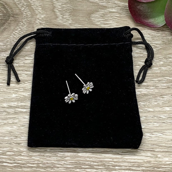Boucles d'oreilles puces marguerite, boucles d'oreilles fleur blanche, bijoux délicats en forme de fleur, boucles d'oreilles puces minimalistes, cadeau pour fille, cadeau pour petite fille