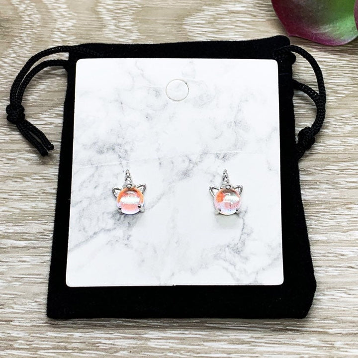 Boucles d'oreilles licorne miniatures, boucles d'oreilles fantaisie, bijoux en argent sterling, bijoux magiques, boucles d'oreilles mignonnes, cadeau pour petite fille, cadeau féérique