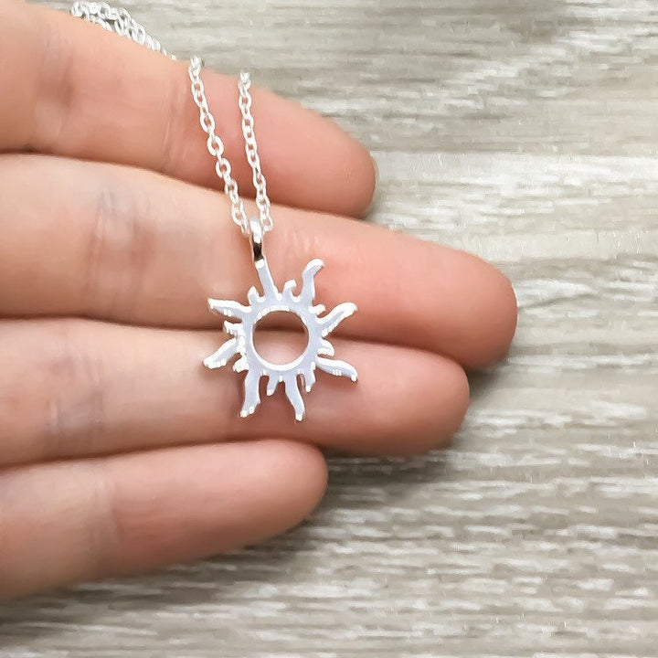 « Tu es mon rayon de soleil », pendentif soleil argenté, collier délicat, cadeau pour elle, cadeau d'anniversaire, cadeau pour une amie, bijou simple et précieux.