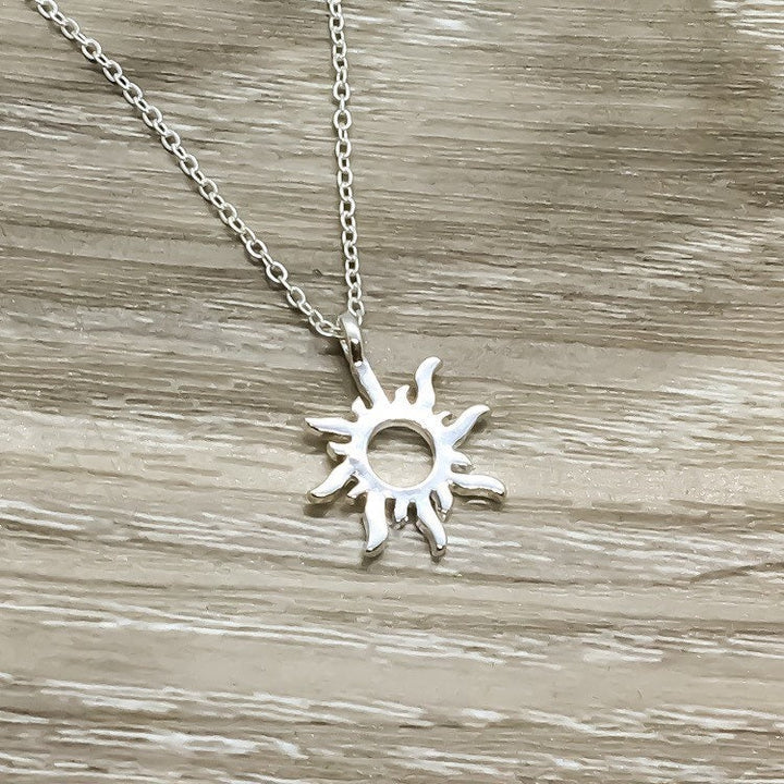 « Tu es mon rayon de soleil », pendentif soleil argenté, collier délicat, cadeau pour elle, cadeau d'anniversaire, cadeau pour une amie, bijou simple et précieux.