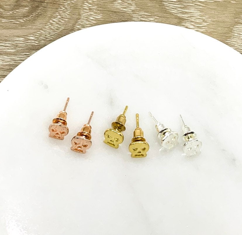 Boucles d'oreilles puces tête de mort, bijoux rebelles, mini boucles d'oreilles tête de mort, bijoux scientifiques, boucles d'oreilles anatomie, puces squelette, bijoux d'Halloween