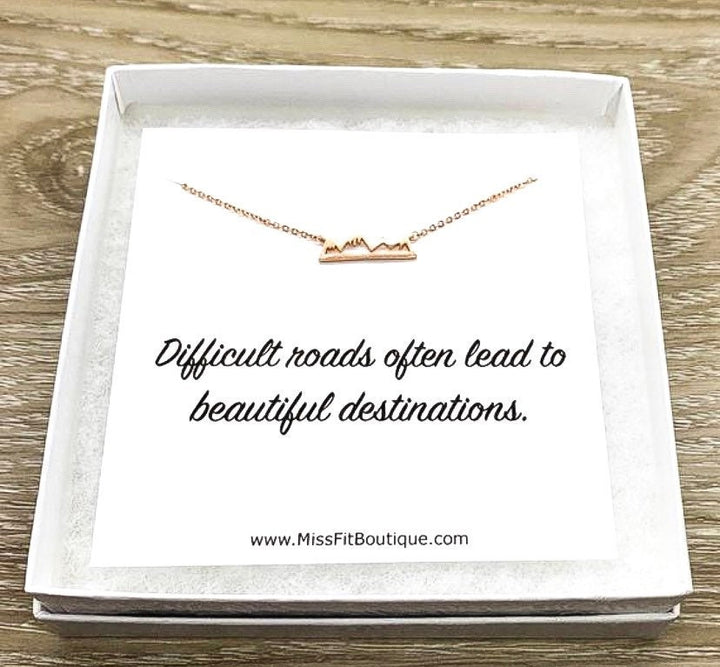 Collier Montagne d'Hiver, Pendentif Montagne Neigeuse, Cadeau pour un Nouveau Voyage, Bijou Inspirant, Collier Aventure, Cadeau pour Meilleure Amie