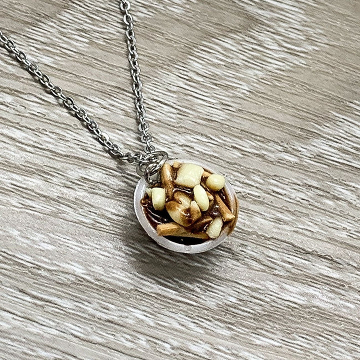 Collier pendentif poutine miniature, carte « Je t'aime plus qu'un Canadien n'aime la poutine », collier miniature gourmand, cadeau d'amitié, joli cadeau d'anniversaire