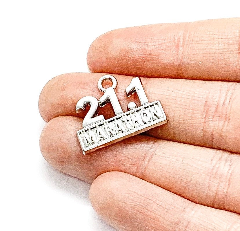 Breloque Marathon 21.1, Breloque Course à Pied, Breloques Coureur, Breloques Semi-Marathon, Breloques Fitness, Apprêts de Bijoux, Breloque Course, Cadeau de Noël