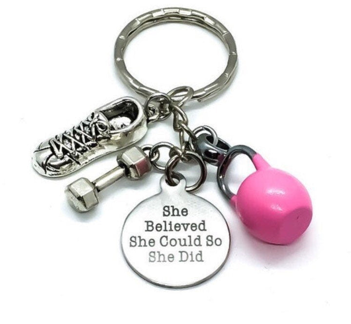 Porte-clés fitness, « Elle croyait en elle », breloque kettlebell, cadeau motivation sport, breloque chaussure de running, cadeau coach, cadeau entraîneur personnel