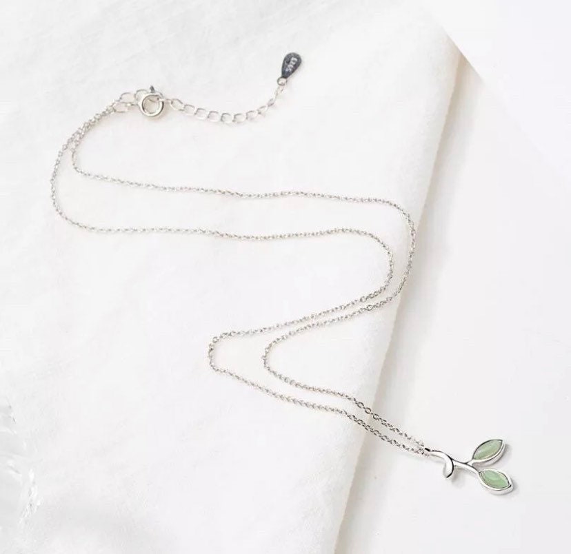 Collier Branche de Feuille Verte, Bijou en Argent Sterling, Collier Délicat, Cadeau pour Jardinier, Collier Feuilles, Pendentif Feuille en Émail Vert