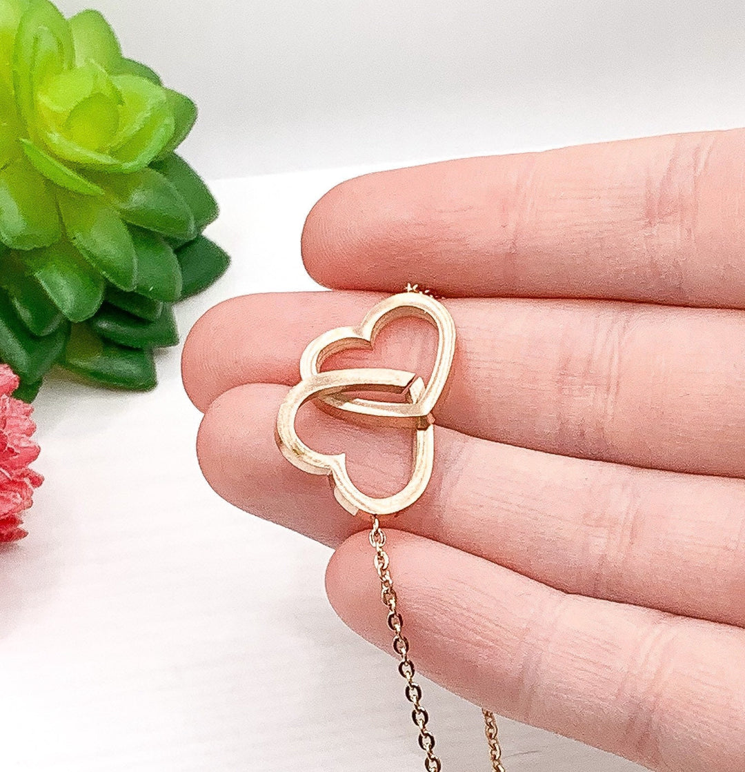 Collier double cœur en or rose, cadeau pour grand-mère et petite-fille, présent symbolique pour l'anniversaire de grand-mère.