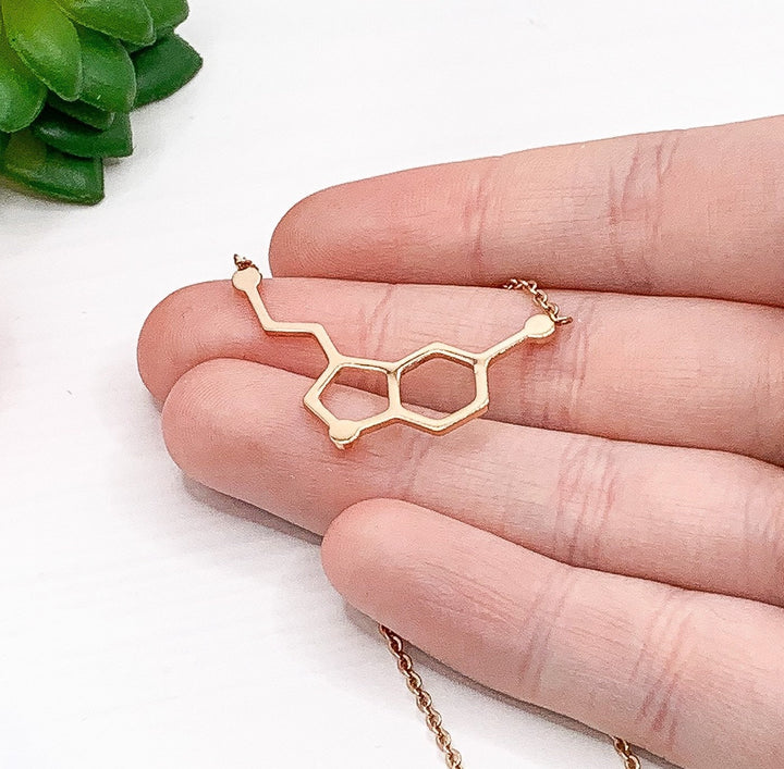 Collier Sérotonine en Or Rose, Bijou Scientifique, Collier Molécule du Bonheur, Cadeau Pédagogique Original, Pendentif Molécule d'Anatomie, Bijou Biologie