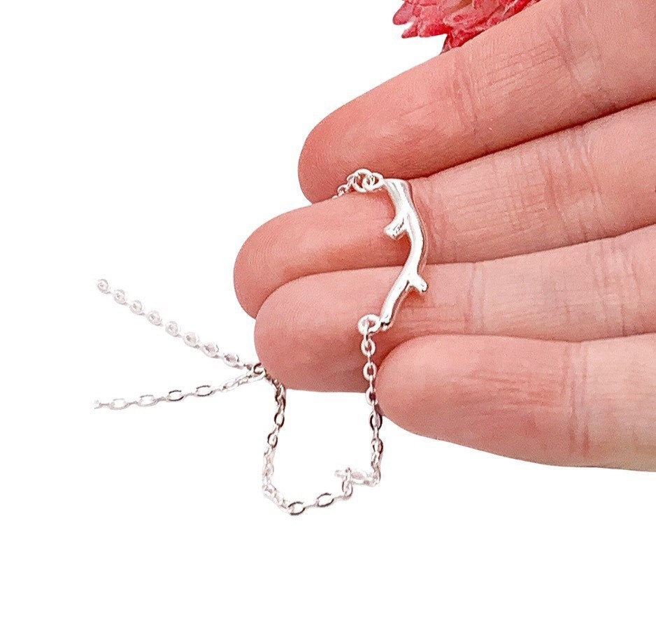 Collier délicat en forme de branche, bijou en argent sterling, collier nature, bijou minimaliste, cadeau forêt, collier boisé, collier pendentif barre