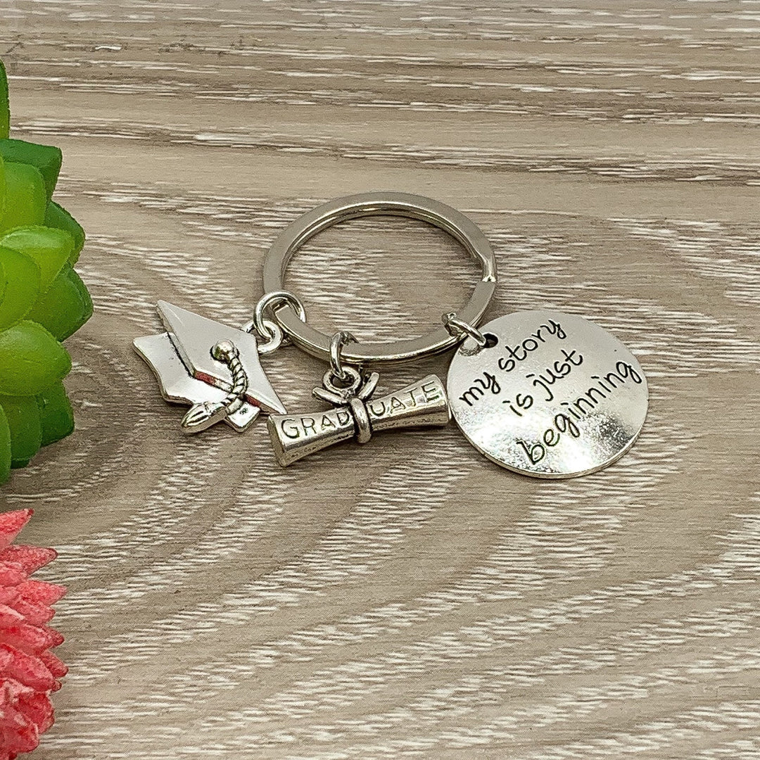 Porte-clés de fin d'études, citation « Mon histoire ne fait que commencer », cadeau personnalisé pour une jeune diplômée, cadeau pour un nouveau départ, cadeau pour une diplômée de 2024