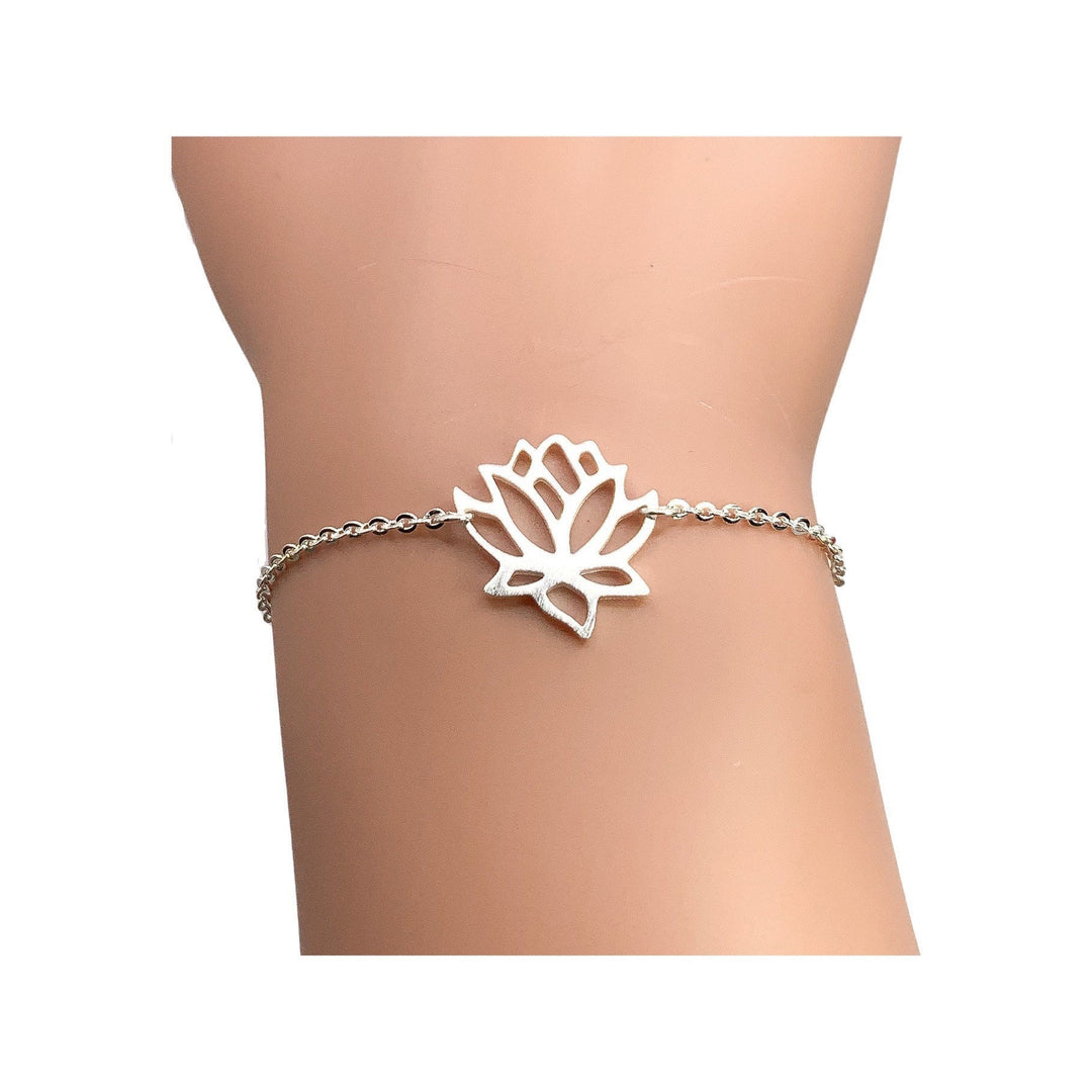 Bracelet lotus avec citation « Respire », bracelet délicat, bijou inspirant, bracelet minimaliste, cadeau de Noël, bijou raffiné avec chaîne fleur de lotus, bijou élégant et inspirant.