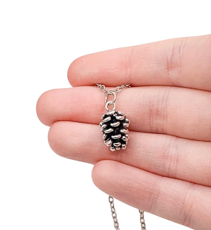 Collier pomme de pin miniature, bijoux d'automne, collier automnal, pendentif rustique, collier simple pour tous les jours, bijoux inspirés par la nature pour elle