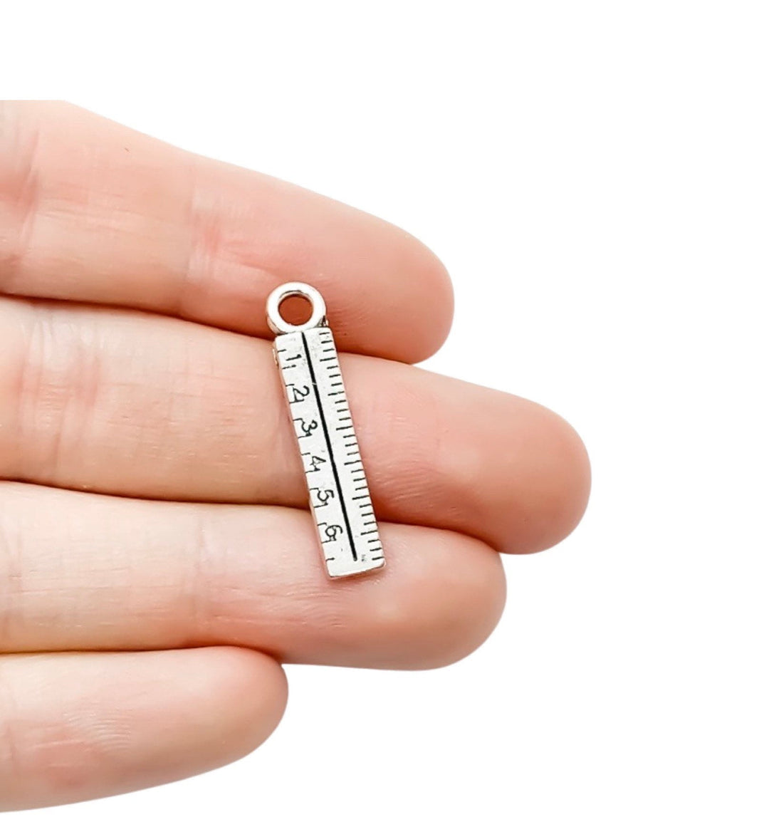 1 Breloque Petite Règle, Breloques Individuelles, Breloques Scolaires, Breloque Professeur, Breloque Lycée, Breloque Mathématiques, Breloque Règle, Breloques Mathématiques