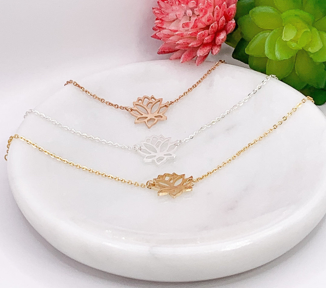 Bracelet lotus avec citation « Respire », bracelet délicat, bijou inspirant, bracelet minimaliste, cadeau de Noël, bijou raffiné avec chaîne fleur de lotus, bijou élégant et inspirant.