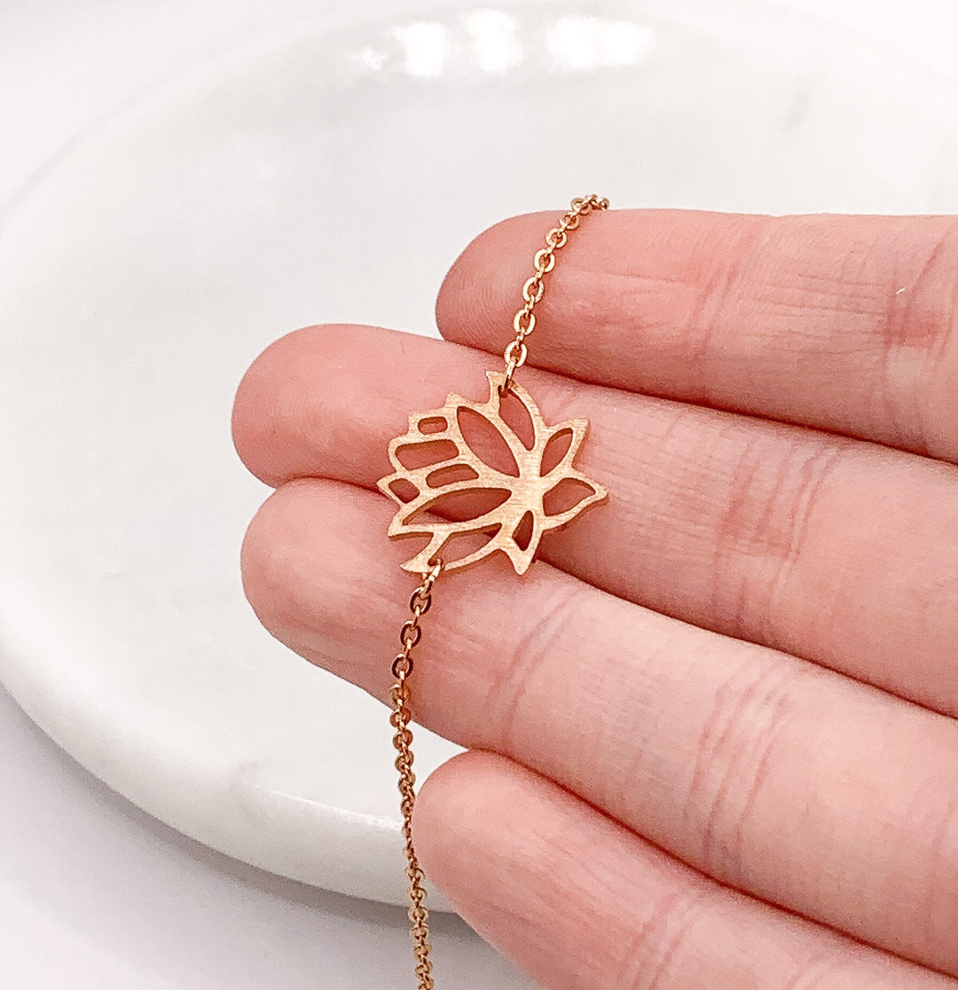 Bracelet lotus avec citation « Respire », bracelet délicat, bijou inspirant, bracelet minimaliste, cadeau de Noël, bijou raffiné avec chaîne fleur de lotus, bijou élégant et inspirant.