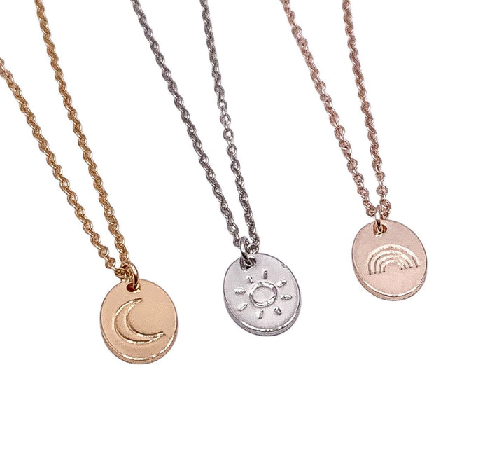 Collier Soleil, Pendentif Soleil Rayonnant, Collier Délicat, Collier Soleil Céleste Minimaliste, Collier Croissant de Lune, Collier Arc-en-ciel