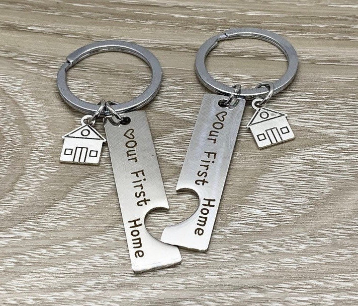 Porte-clés « Notre première maison », lot de 2 porte-clés assortis, cadeau pour couples, cadeau pour nouveaux propriétaires, cadeau de pendaison de crémaillère, cadeau d'un agent immobilier