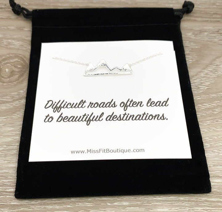 Collier Montagne, Cadeau pour fille, Pendentif minimaliste, Bijou d'hiver canadien, Cadeau inspirant, Bijou pour les amoureux du voyage, Cadeau pour snowboardeuse