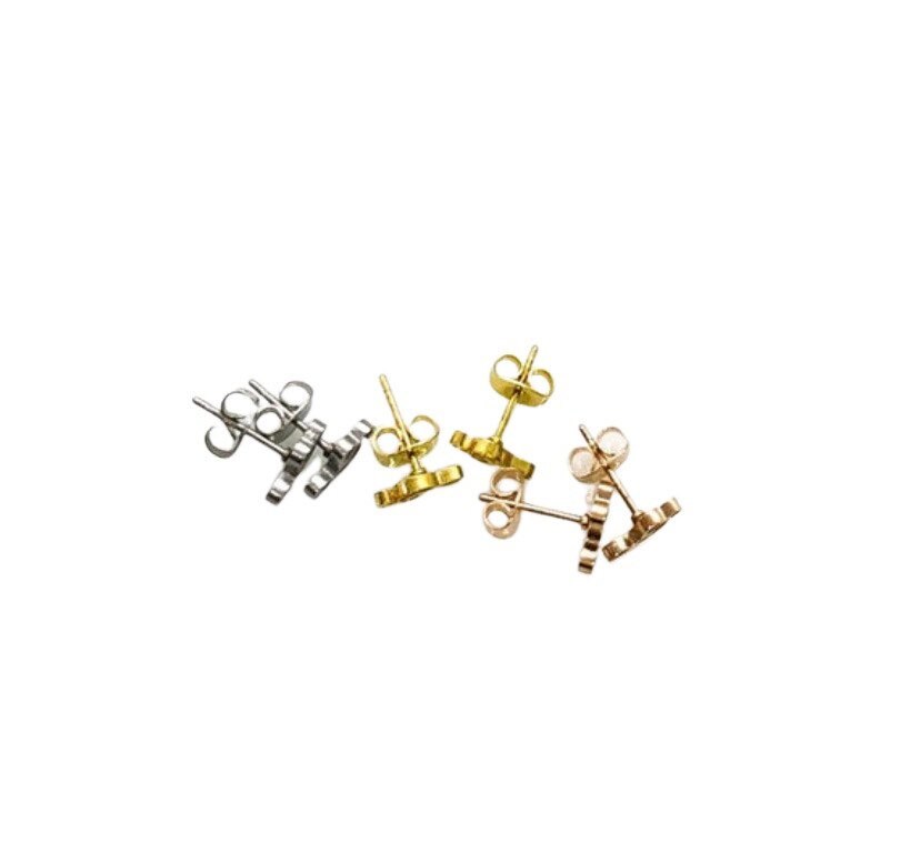 Boucles d'oreilles fantômes miniatures, boucles d'oreilles d'Halloween, bijoux effrayants, petites puces fantômes en or rose, cadeau pour une fête d'Halloween, boucles d'oreilles effrayantes pour elle