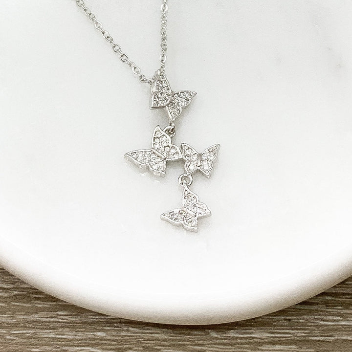 Collier Papillons Multiples, Citation « Elle vole avec les papillons », Collier Souvenir, Collier Petit Papillon, Cadeau Souvenir, Cadeau de Fêtes