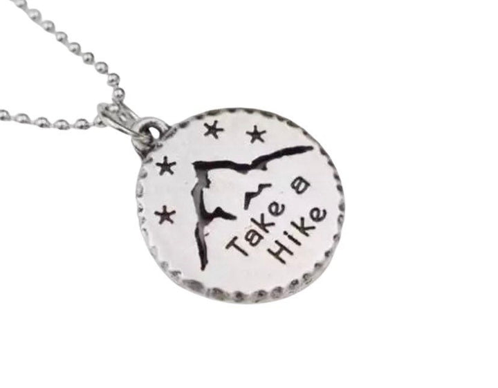 Collier Montagne en argent, Partez en randonnée, Bijou de randonnée, Cadeau pour randonneur, Cadeau pour aventurier, Cadeau pour voyageur, Cadeau de camping, Amoureux de la nature