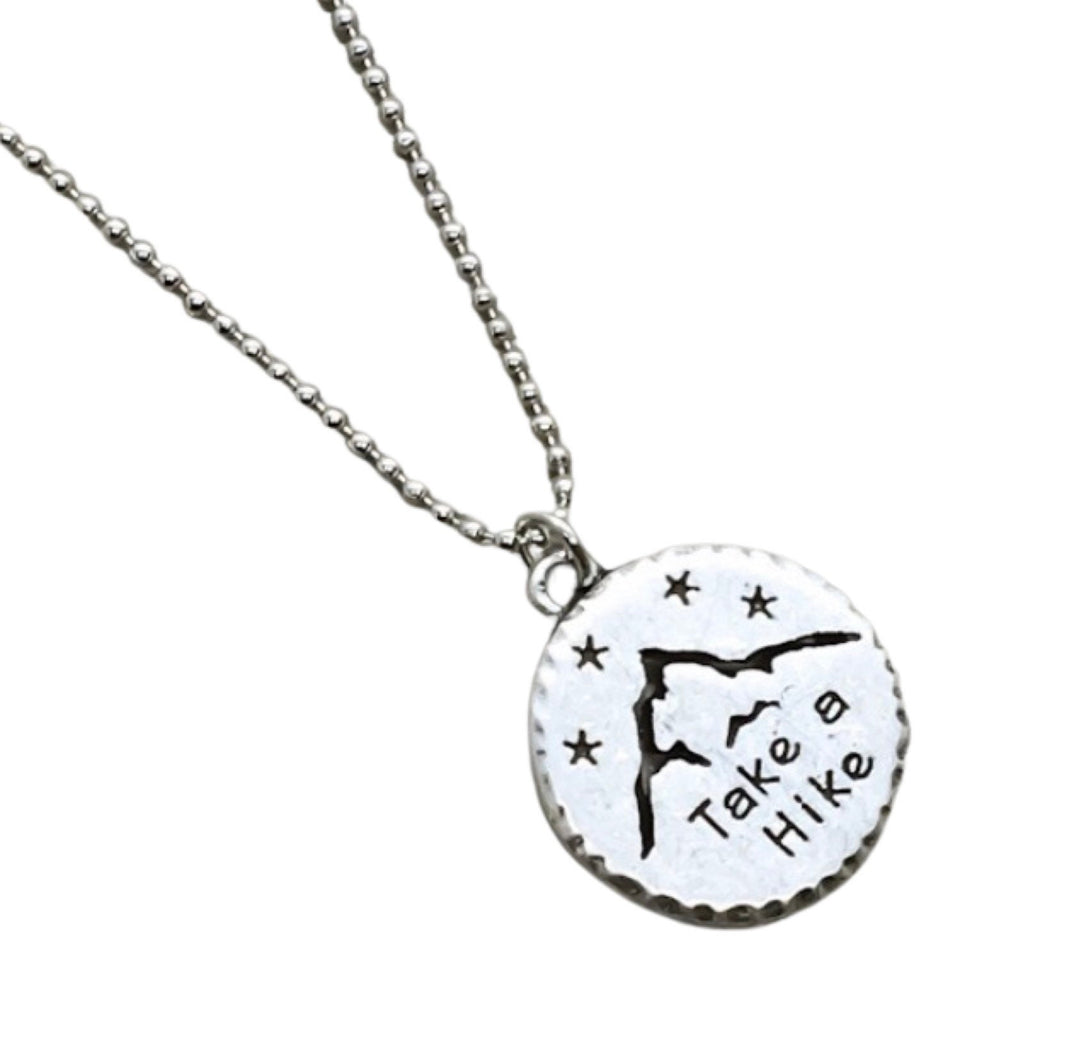Collier Montagne en argent, Partez en randonnée, Bijou de randonnée, Cadeau pour randonneur, Cadeau pour aventurier, Cadeau pour voyageur, Cadeau de camping, Amoureux de la nature
