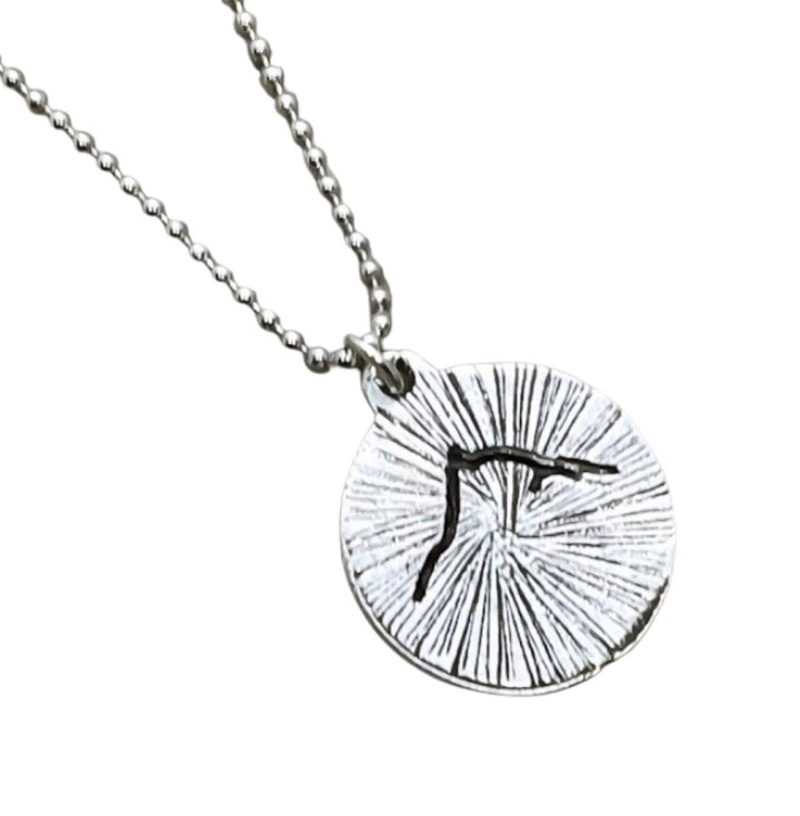 Collier Montagne en argent, Partez en randonnée, Bijou de randonnée, Cadeau pour randonneur, Cadeau pour aventurier, Cadeau pour voyageur, Cadeau de camping, Amoureux de la nature