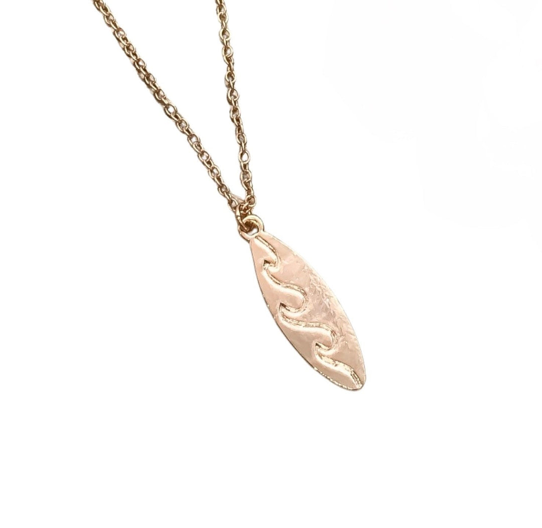 Collier mini planche de surf, pendentif vague en or rose, collier vagues ondulantes, collier surf, bijoux de surfeuse, bijoux de plage, collier bohème