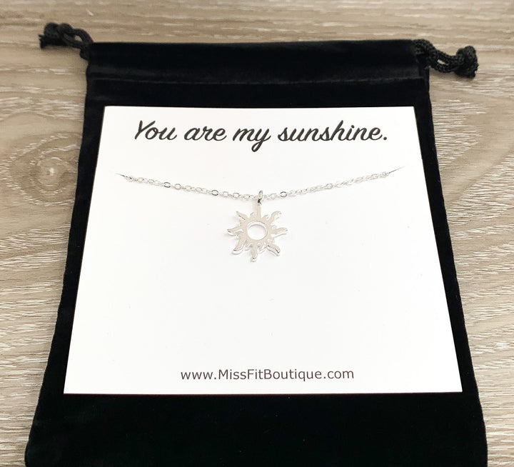 « Tu es mon rayon de soleil », pendentif soleil argenté, collier délicat, cadeau pour elle, cadeau d'anniversaire, cadeau pour une amie, bijou simple et précieux.