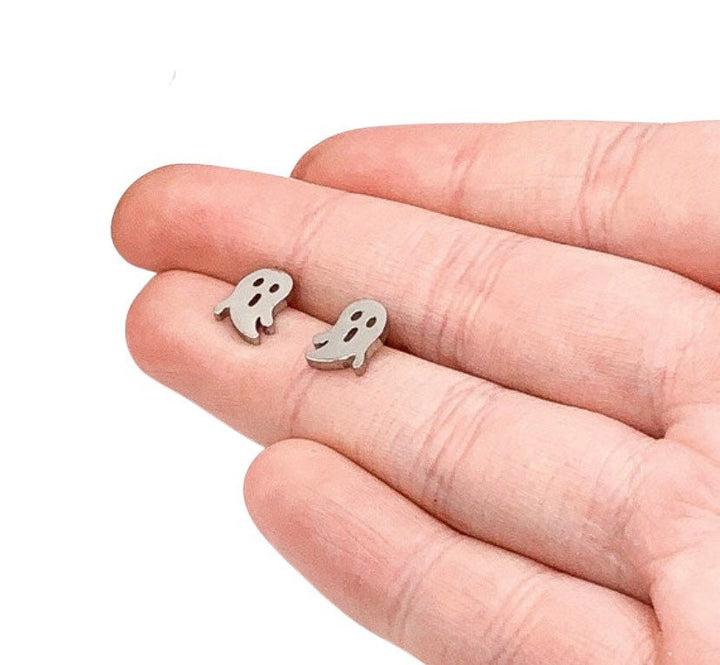 Boucles d'oreilles fantômes miniatures, boucles d'oreilles d'Halloween, bijoux effrayants, petites puces fantômes en or rose, cadeau pour une fête d'Halloween, boucles d'oreilles effrayantes pour elle