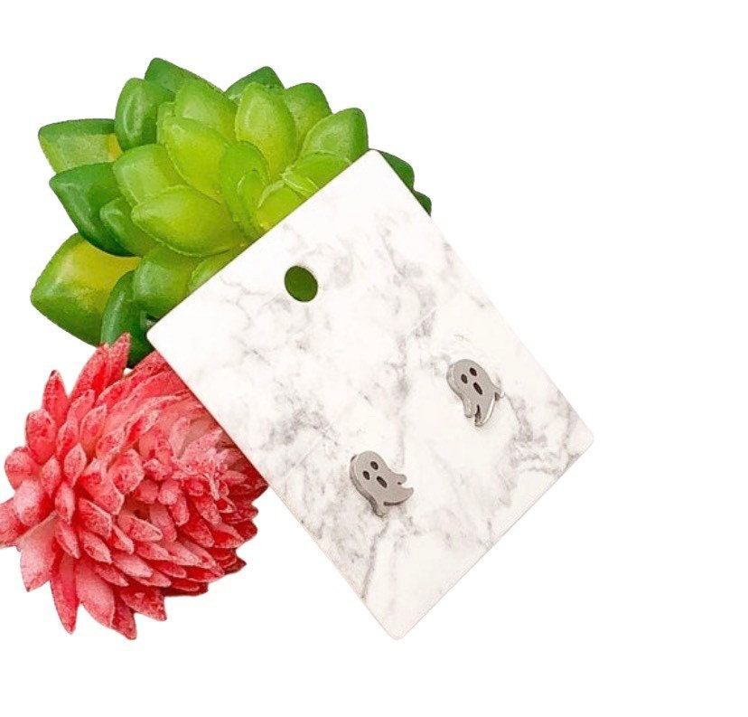 Boucles d'oreilles fantômes miniatures, boucles d'oreilles d'Halloween, bijoux effrayants, petites puces fantômes en or rose, cadeau pour une fête d'Halloween, boucles d'oreilles effrayantes pour elle