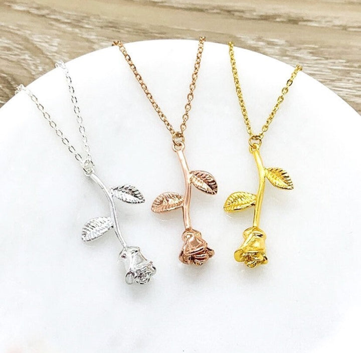 Collier rose miniature, collier de fleurs délicates, bijou romantique, pendentif floral, cadeau d'anniversaire, cadeau de votre petit ami, cadeau de Noël