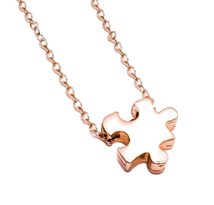 Collier délicat en forme de puzzle, pendentif en or rose représentant une pièce de puzzle, bijou pour l'autisme, cadeau pour une maman d'enfant autiste, cadeau pour un enseignant spécialisé