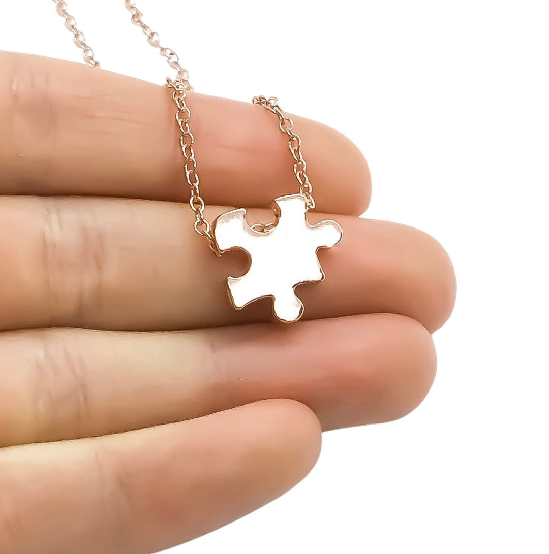 Collier délicat en forme de puzzle, pendentif en or rose représentant une pièce de puzzle, bijou pour l'autisme, cadeau pour une maman d'enfant autiste, cadeau pour un enseignant spécialisé