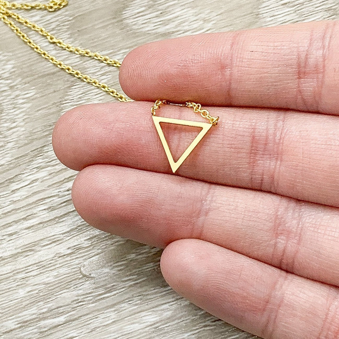 Collier petit triangle, Collier Trinité, Collier à superposer, Pendentif triangle ouvert, Collier géométrique, Collier délicat, Cadeau de Noël