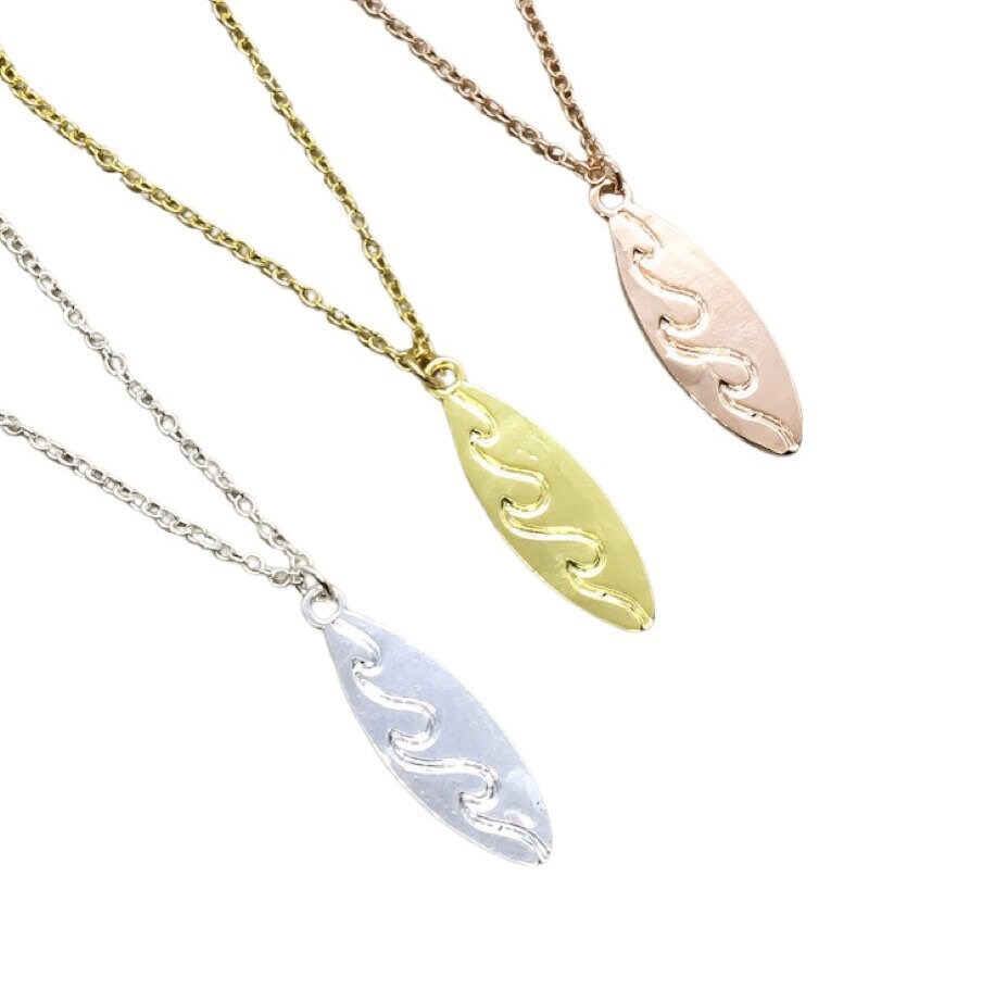 Collier mini planche de surf, pendentif vague en or rose, collier vagues ondulantes, collier surf, bijoux de surfeuse, bijoux de plage, collier bohème