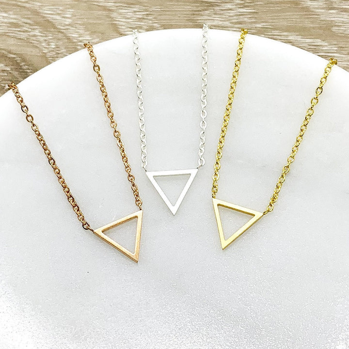 Collier petit triangle, Collier Trinité, Collier à superposer, Pendentif triangle ouvert, Collier géométrique, Collier délicat, Cadeau de Noël