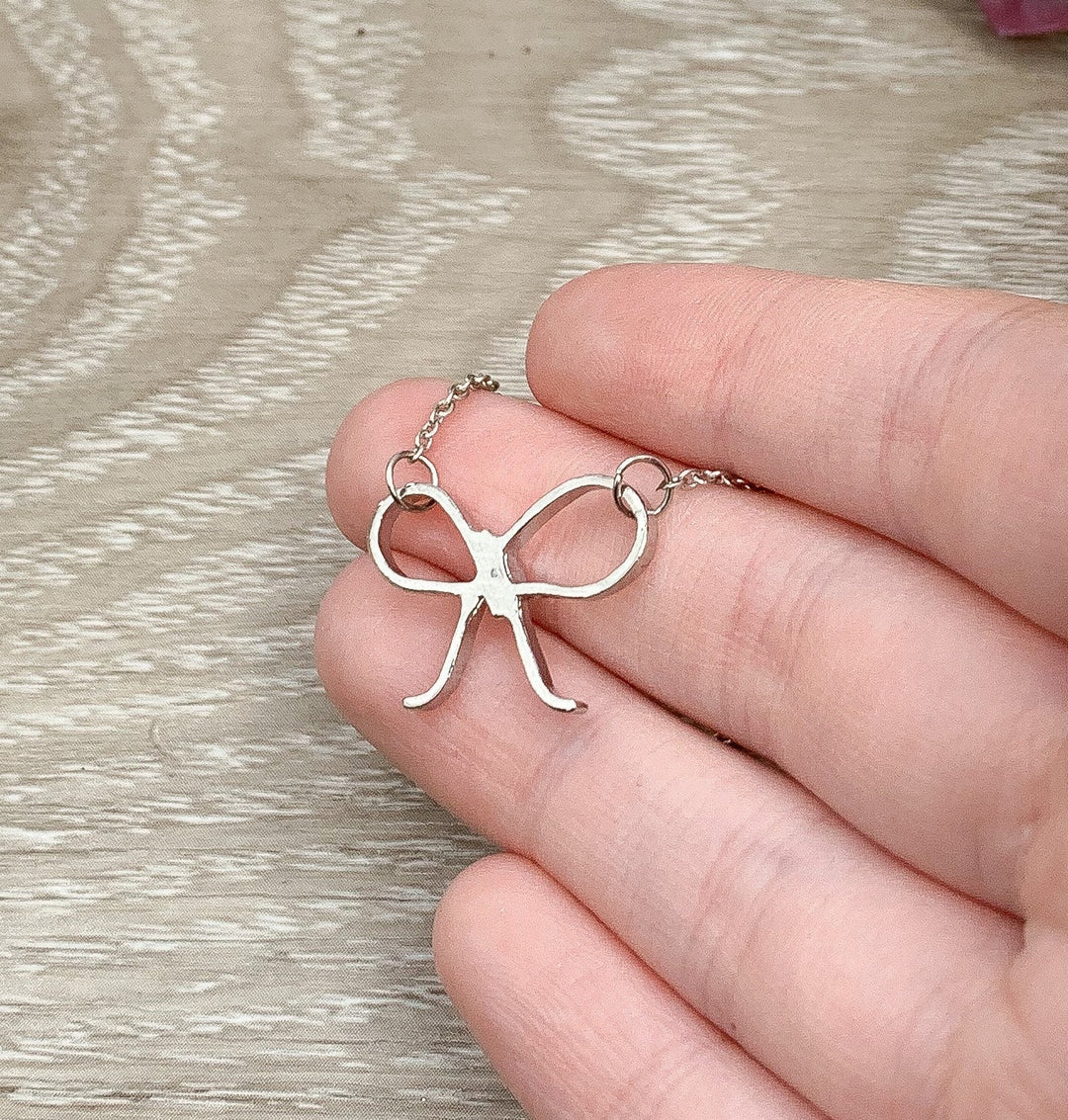 Collier nœud papillon délicat, pendentif nœud papillon argenté, bijou pour mariage, cadeau demoiselle d'honneur, bijou de mariage, collier pour femme