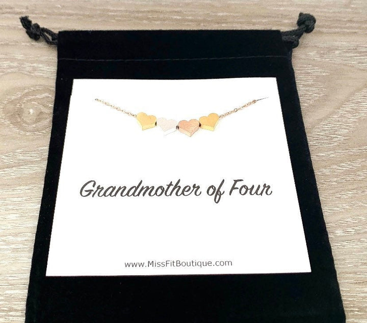 Collier 4 cœurs avec carte personnalisée, cadeau pour grand-mère de quatre enfants, cadeau des petites-filles, un cadeau intergénérationnel