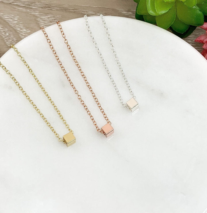 Collier petit cube, collier géométrique délicat, pendentif à superposer, collier cube, pendentif carré en or rose, collier minimaliste, cadeau pour une amie