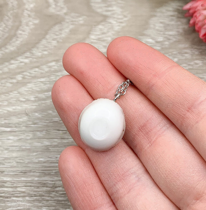 Collier Poutine Mini, Breloque Fromage en grains, Frites et Sauce, Poutine réaliste, Collier miniature gourmand, Cadeau amusant pour les gourmands